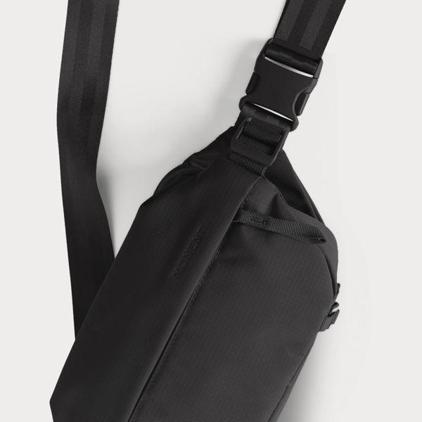 Actual product image Moment Fanny Sling 2L V3 Black (2 l)