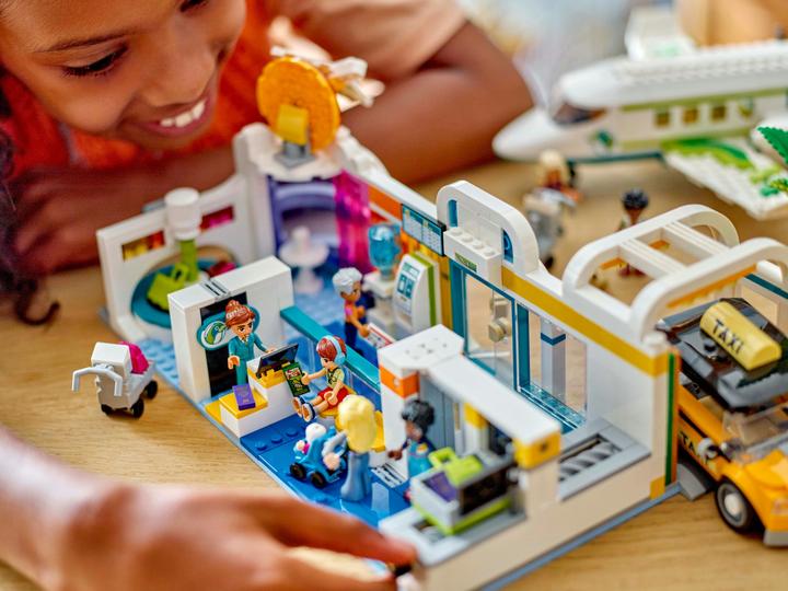 Produktbild LEGO Heartlake City Flughafen mit Flugzeug (42656, LEGO Friends)