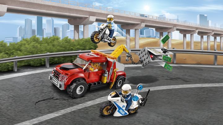 Actual product image LEGO Tow truck on the road (60137, LEGO City)