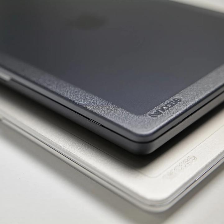 Actual product image Incase Hard Shell Case (16", Apple)