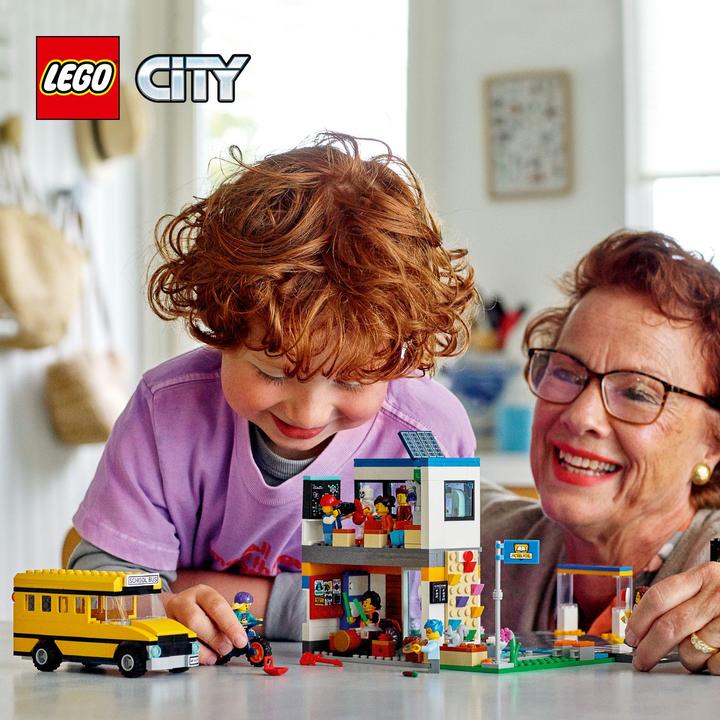 Actual product image LEGO School with school bus (60329, LEGO City)