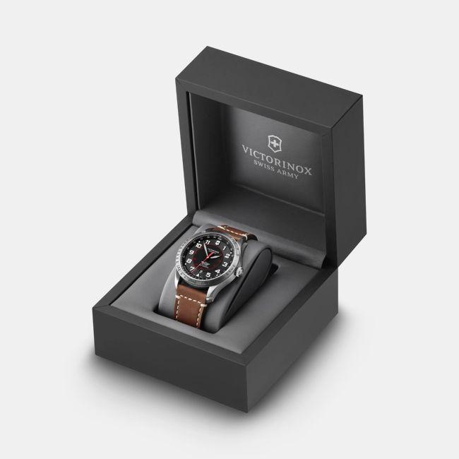 Image du produit Victorinox Airboss Mecha 42, cadran BLK, bracelet en cuir BRN (Montre pilote, 42 mm)