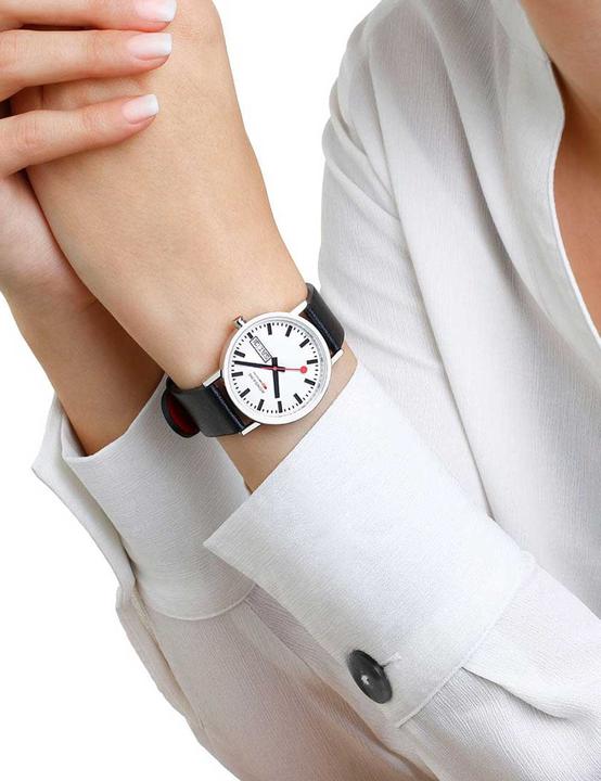 Produktbild Mondaine Classic - Vegan poliert Wochentag / Datum (Analoguhr, Swiss Made, 36 mm)