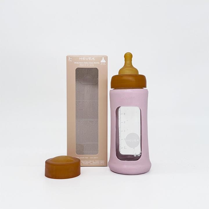 Produktbild Hevea Babyfläschchen aus Glas m. Kautschukmantel / weiter Hals (250 ml) / Powder Pink (250 ml)