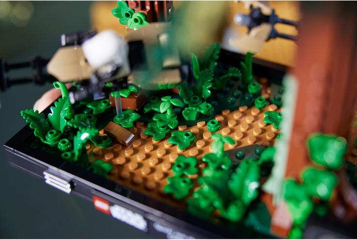 Actual product image LEGO Chase on Endor - Diorama (75353, LEGO Star Wars)