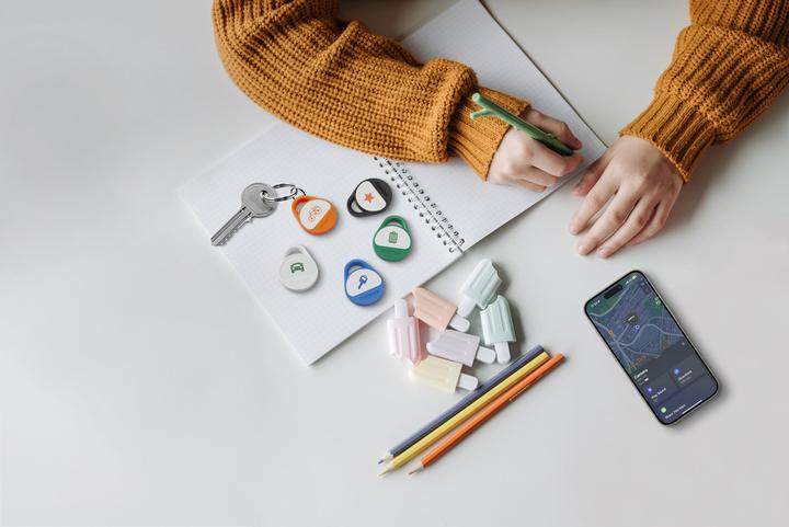 Actual product image Momax Pinpop Lite - Apple Find My Tracker Orange