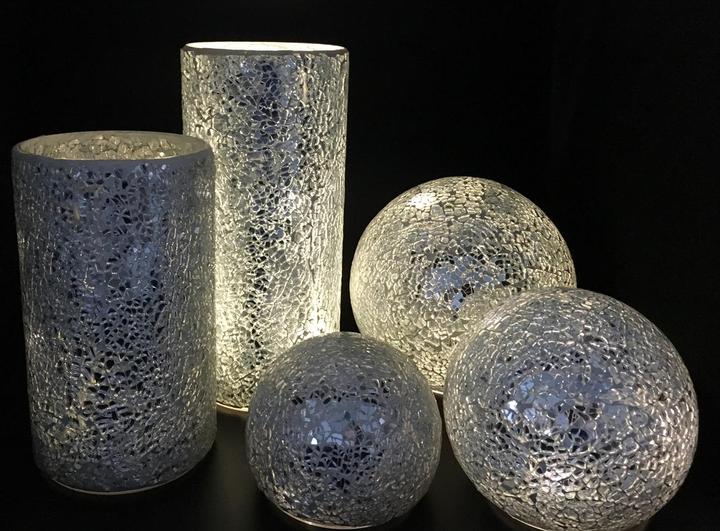 Produktbild GuGus LED-Glas-Ball Silber 2er Set - gebrochenes Glas mit Mosaikstruktur D: 10cm u. 15cm (60 lm)
