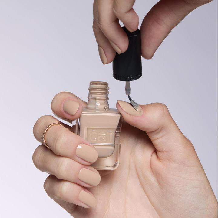 Actual product image Catrice Gel Affair Nail Lacquer No. 010 Nude Long-Lasting (010 Lost My Camel In The Desert, Gel-Effect Nail Polish)