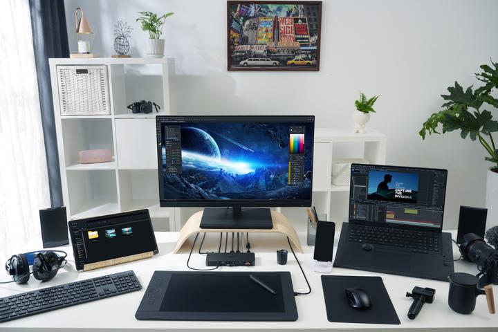 Actual product image ASUS Triple 4K Thunderbolt 4 Dock DC500 (Thunderbolt, 3 Ports)