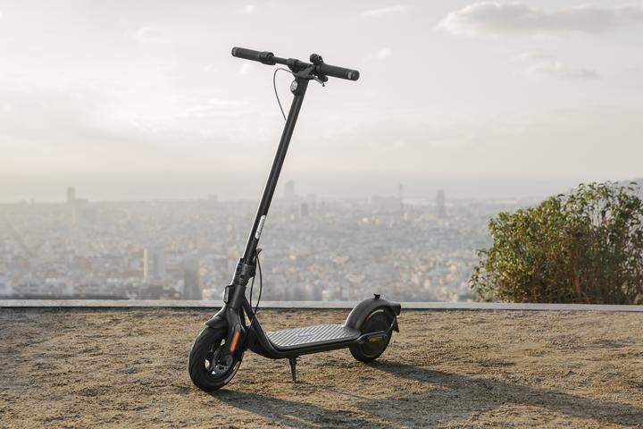 Produktbild Segway-Ninebot F2 D (20 km/h, 40.40 km, 400 W)