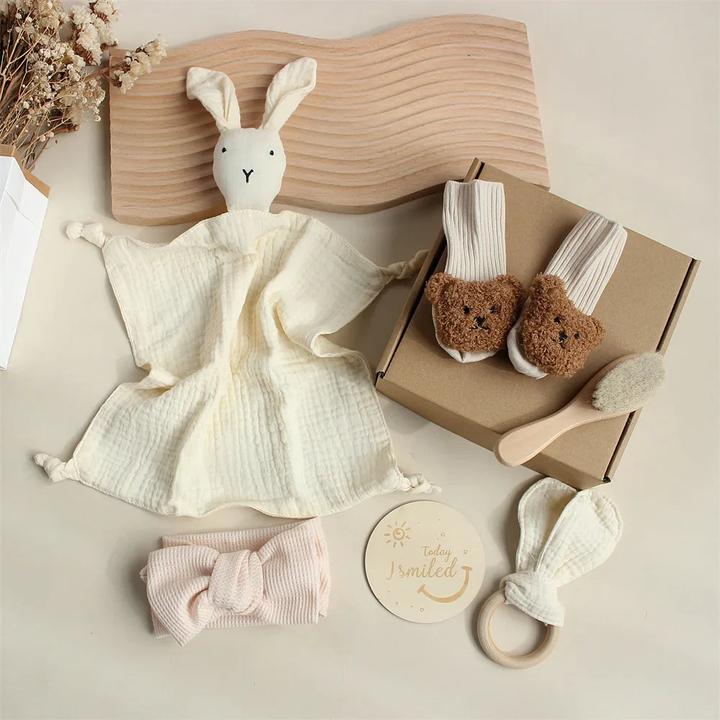Image du produit Activity Board Couverture de bébé en coton Bavoir Chaussettes Bandeau 6Pcs Set Cadeaux Boîte hochet en bois