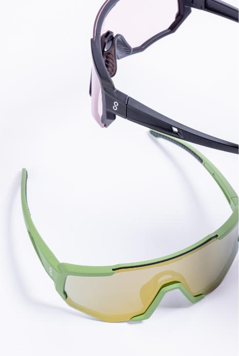 Immagine prodotto Coast Optics Occhiali sportivi Nita Verde muschio con sole oro e lenti trasparenti (Tappetino verde muschio, Lucidi, Sole d'oro)
