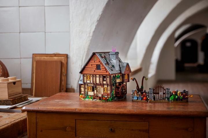 Actual product image LEGO Disney Hocus Pocus: The Sanderson Sisters' Cottage (21341, LEGO Ideas, LEGO Rare Sets)