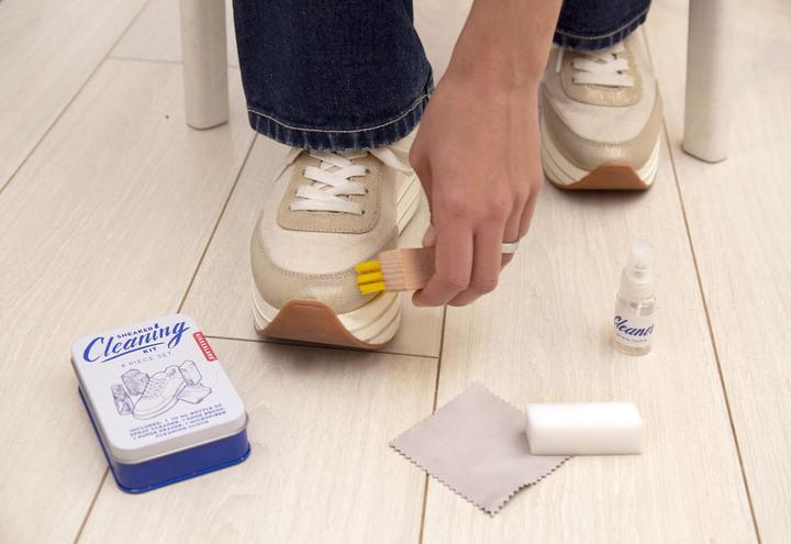 Actual product image Kikkerland Sneaker Cleaning Kit (4 x, 10 ml)