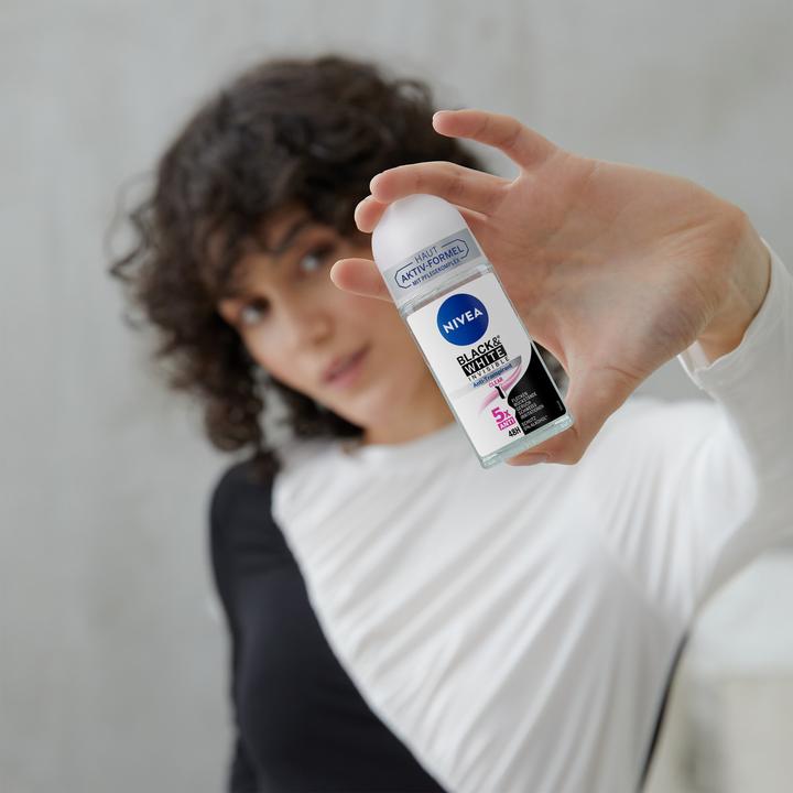 Produktbild NIVEA Black & White Invisible Clear (Roll-on, 50 ml)
