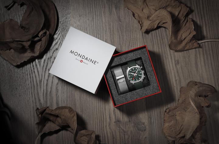 Produktbild Mondaine Grand Cushion (Uhr mit Schmuckstein, 41 mm)