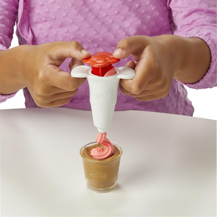Productafbeelding Play-Doh Kitchen Creations Kneedplezier Café, Café speelset met 20 accessoires en 8 blikken
