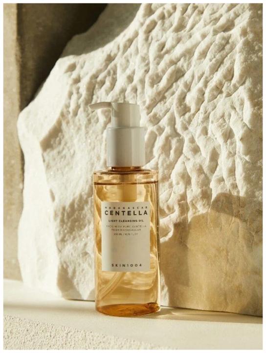Actual product image Skin1004 Madagascar Centella Light Cleansing Oil Light Face Wash Oil 200 Ml (Oils, 200 ml)
