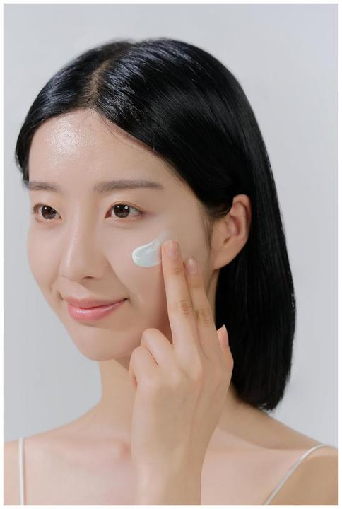 Actual product image Skin1004 Hyalu-Cica Water-Fit Sun Serum (Sun cream face, SPF 50+, 15 ml)