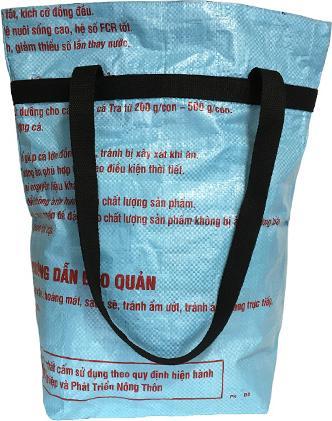 Produktbild Bekos Upcycling - Grosse Einkaufstasche aus recycelten Fischfuttersäcke hellblau