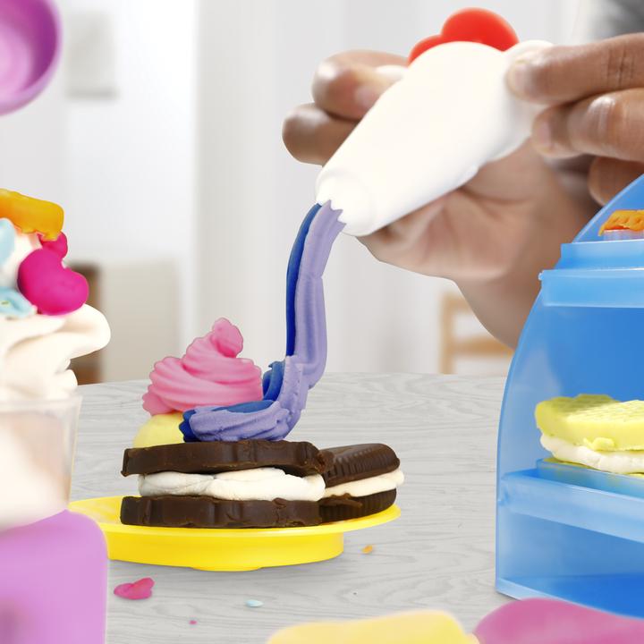 Productafbeelding Play-Doh Kitchen Creations Kneedplezier Café, Café speelset met 20 accessoires en 8 blikken
