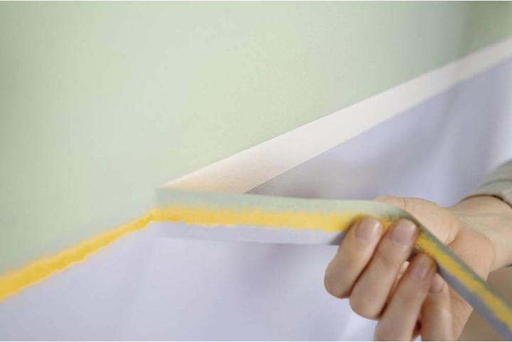 Image du produit tesa Crêpe de peintre Perfect+, ruban adhésif de masquage pour un masquage précis en intérieur (50 mm)