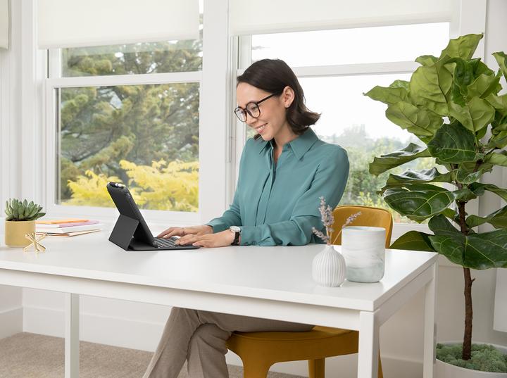 Actual product image Logitech slim folio (CH, iPad 2021 (9th Gen), iPad 2019 (7th gene), iPad 2020 (8. Gen))