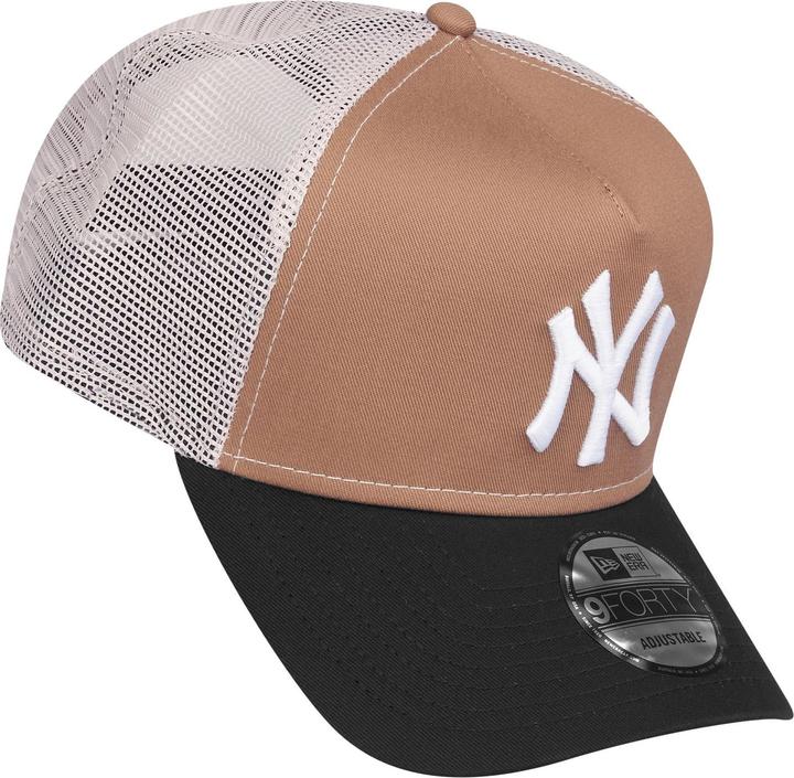 Actual product image New Era 9Forty Snapback Trucker Cap - New York Yankees Khaki