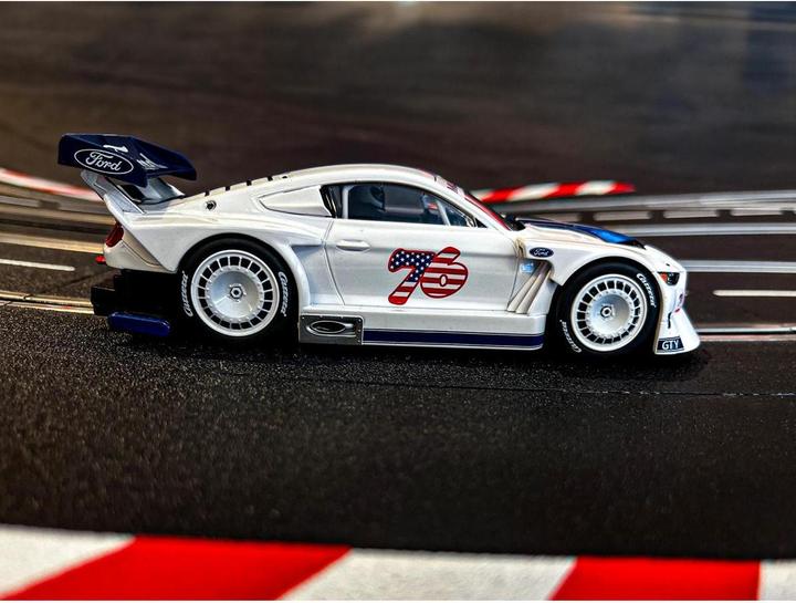 Image du produit Carrera 20027752 - Evolution Ford Mustang GTY "No.76" avec lumière