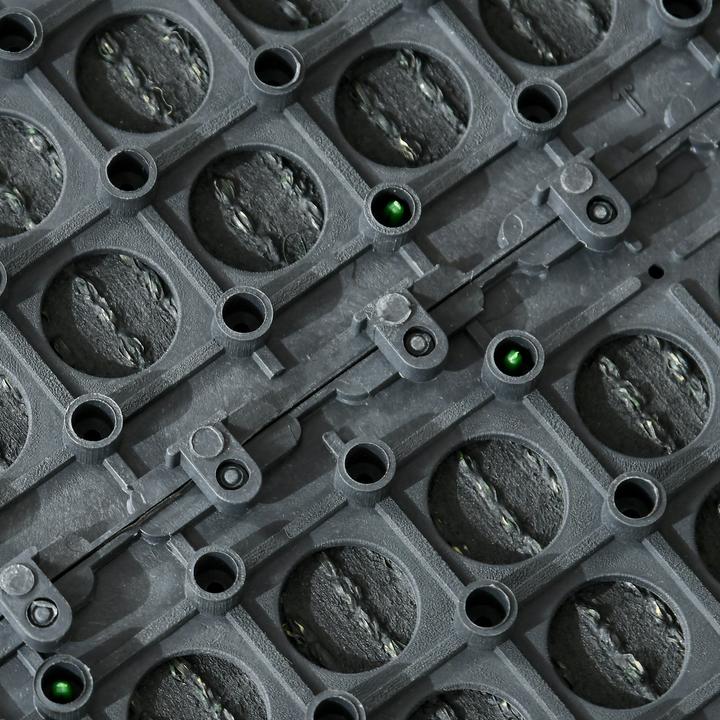 Immagine prodotto Outsunny Set di sistemi a innesto per erba artificiale da 10 pezzi con funzione di drenaggio e 11.000 fibre (10 x)