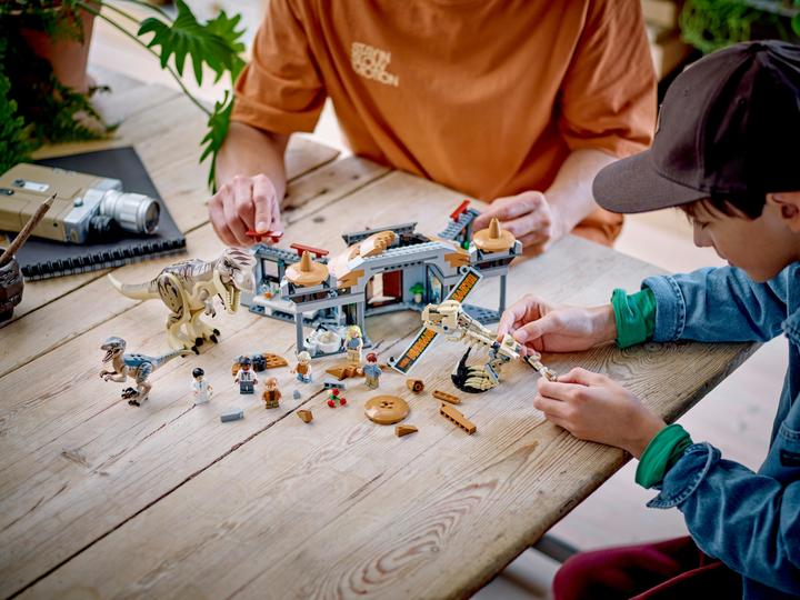 Actual product image LEGO Attack of the T. rex and the raptor on the visitor centre (76961, LEGO Jurassic World)