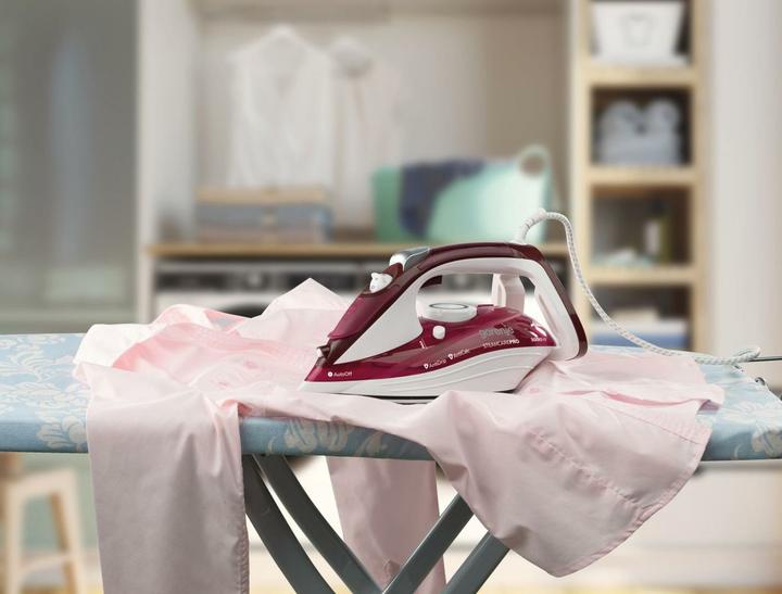 Actual product image Gorenje SIH3000RBC Steam Iron Ceramic Ironing Sole (3000 W, 250 g/min)