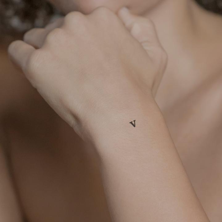 Produktbild minink Temporäres Tattoo – Kleinbuchstabe: v