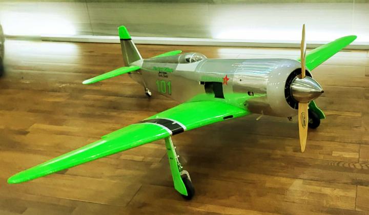 Image du produit Seagull Models SG-Models ) YAK 11 71" 1,8m CHROME 35cc AIRRACE "Perestroika" AVEC un (Oiseau de guerre)