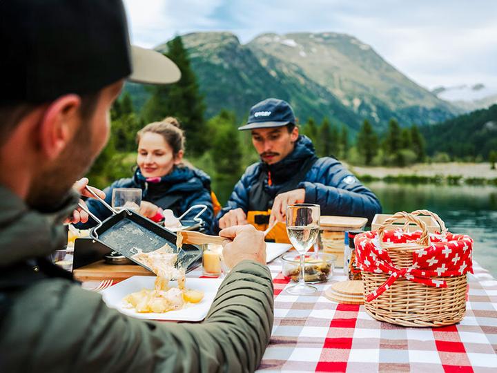 Actual product image Smartbox Raclette enjoyment on a rafting boat in the Engadin for 4 people (4 pers.)