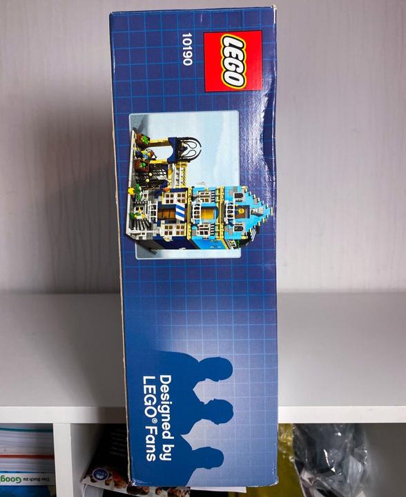 Actual product image LEGO Market Street (10190, LEGO Creator Expert)