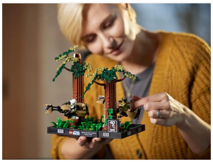 Actual product image LEGO Chase on Endor - Diorama (75353, LEGO Star Wars)