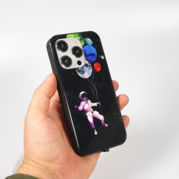 Immagine prodotto PhoneLook Cover in silicone lucido con luce LED integrata e connessione USB-C Astronauta galleggiante (Apple iPhone 15 Pro Max)