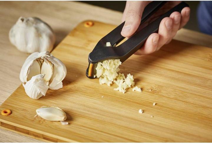 Actual product image Fiskars 1028361 Functional Form, garlic press