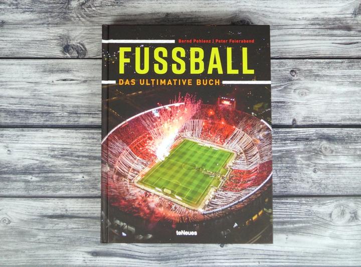 Produktbild Fussball - Das ultimative Buch (Deutsch, Peter Feierabend, Bernd Pohlenz, 2024)