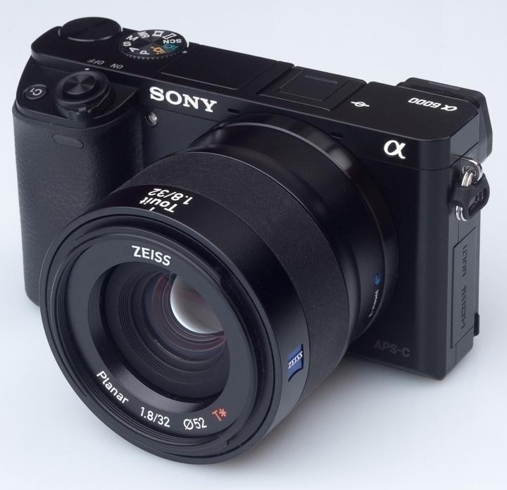 Produktbild Zeiss Touit 32mm, f/1.8 (Sony E, APS-C / DX)