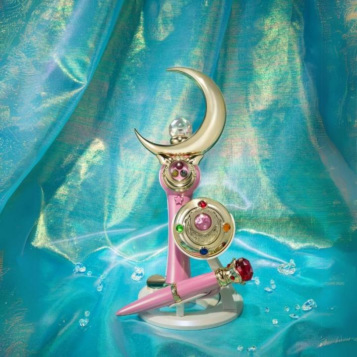 Immagine prodotto Bandai Namco Sailor Moon Proplica Replica Spilla della trasformazione e Set di riempimento della trasformazione