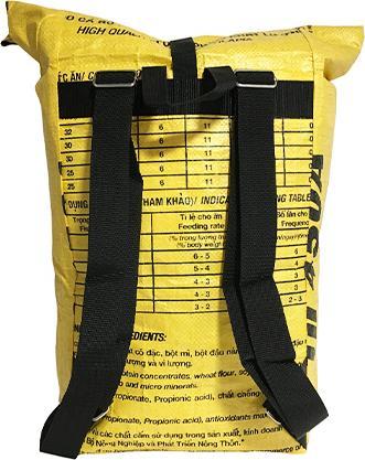 Produktbild Bekos Upcycling - Kurierrucksack aus recycelten Fischfuttersäcke hellgelb (40 l)