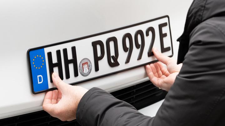 Produktbild Ivality Legaler Magnet-Kennzeichenhalter für Tesla Model 3/Y (Front + Heck)