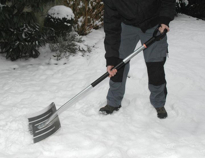 Produktbild Fiskars Schneeräumer