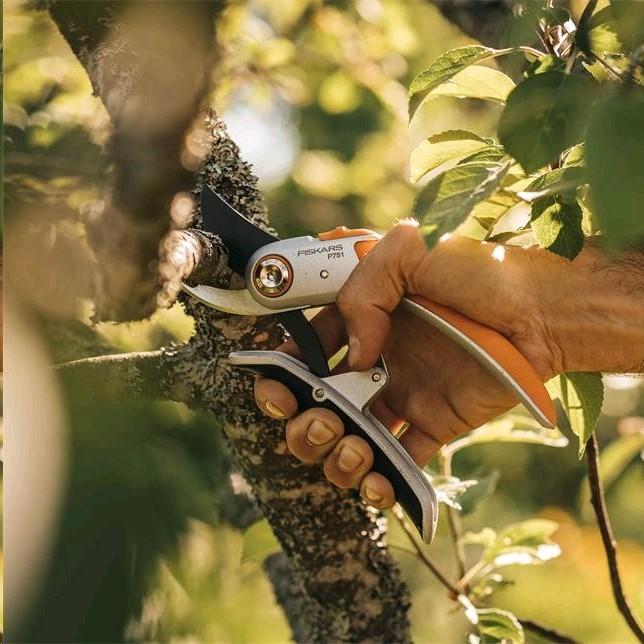 Actual product image Fiskars Plus PowerLever metal secateurs with folding blade (P751)