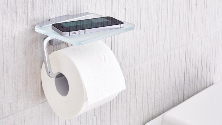Produktbild tesa DELUXXE Toilettenrollenhalter mit Ablage inkl. Klebelösung ohne Bohren