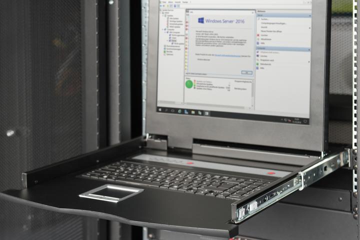 Produktbild Digitus Modul. 43,2cm HD LCD TFT Konsole, 16 Port VGA,UK mit 16 Port VGA KVM, UK Tastatur, RAL 9005 schwarz