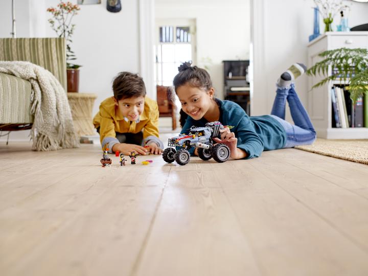 Actual product image LEGO Escape Buggy (70829, LEGO DC)