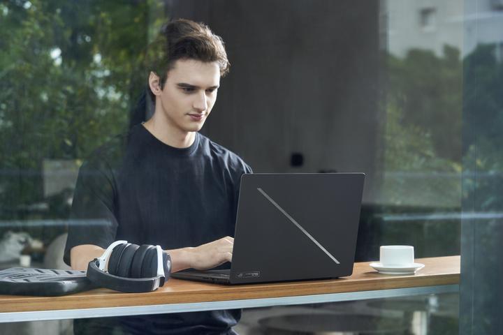 Produktbild ASUS ROG Strix Scar 18 (18", Intel Core i9-14900HX, 32 GB, 2000 GB, DE)